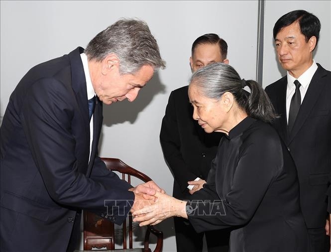 Ngoại trưởng Hoa Kỳ Antony Blinken thắp hương và chia buồn với gia đình Tổng Bí thư Nguyễn Phú Trọng