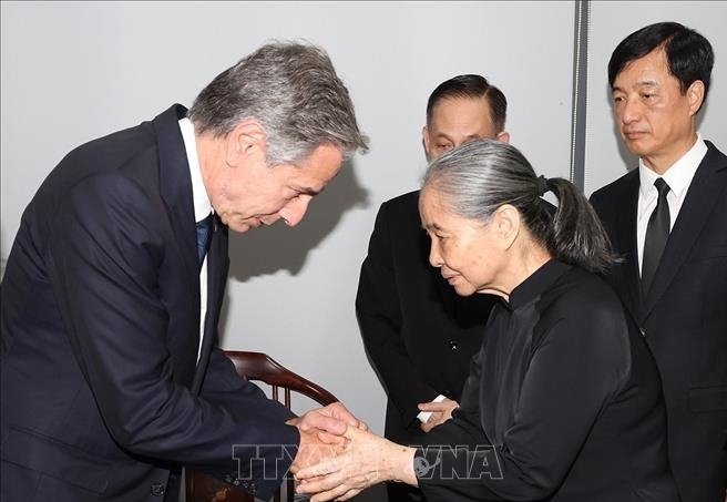 Ngoại trưởng Hoa Kỳ Antony Blinken thắp hương và chia buồn với gia đình Tổng Bí thư Nguyễn Phú Trọng