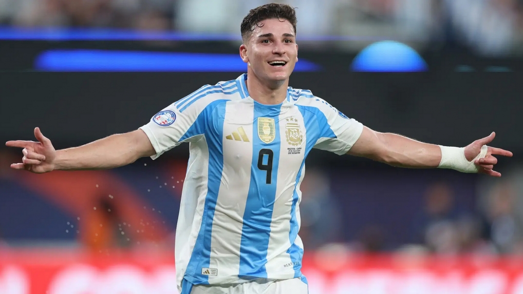 Man City chốt giá bán Julian Alvarez