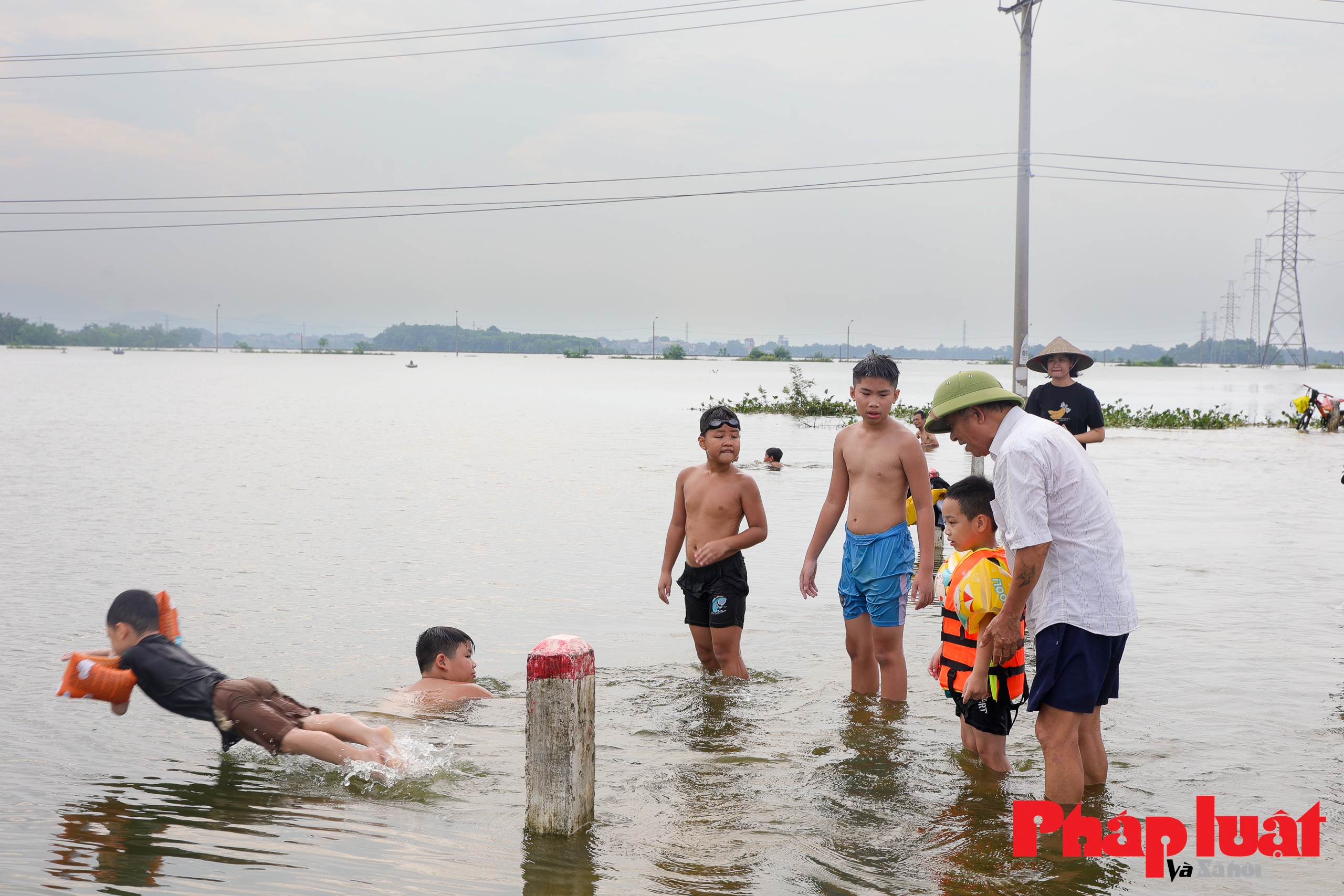 Xóm ngoại thành ngập lụt, trẻ em thích thú tận hưởng 