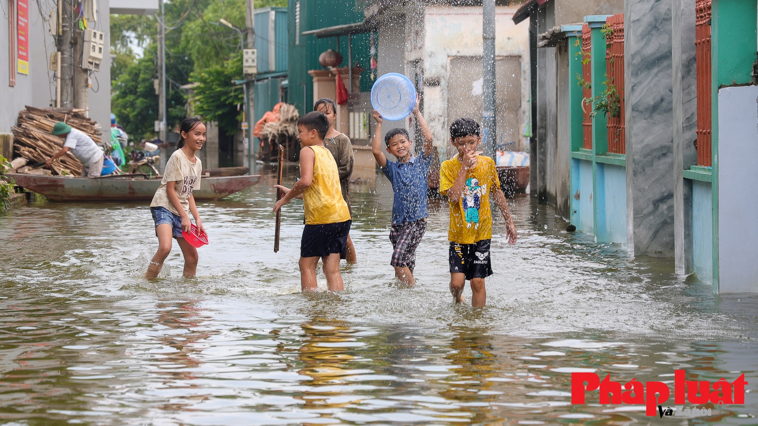 Xóm ngoại thành ngập lụt, trẻ em thích thú tận hưởng "tắm biển" trên đường làng