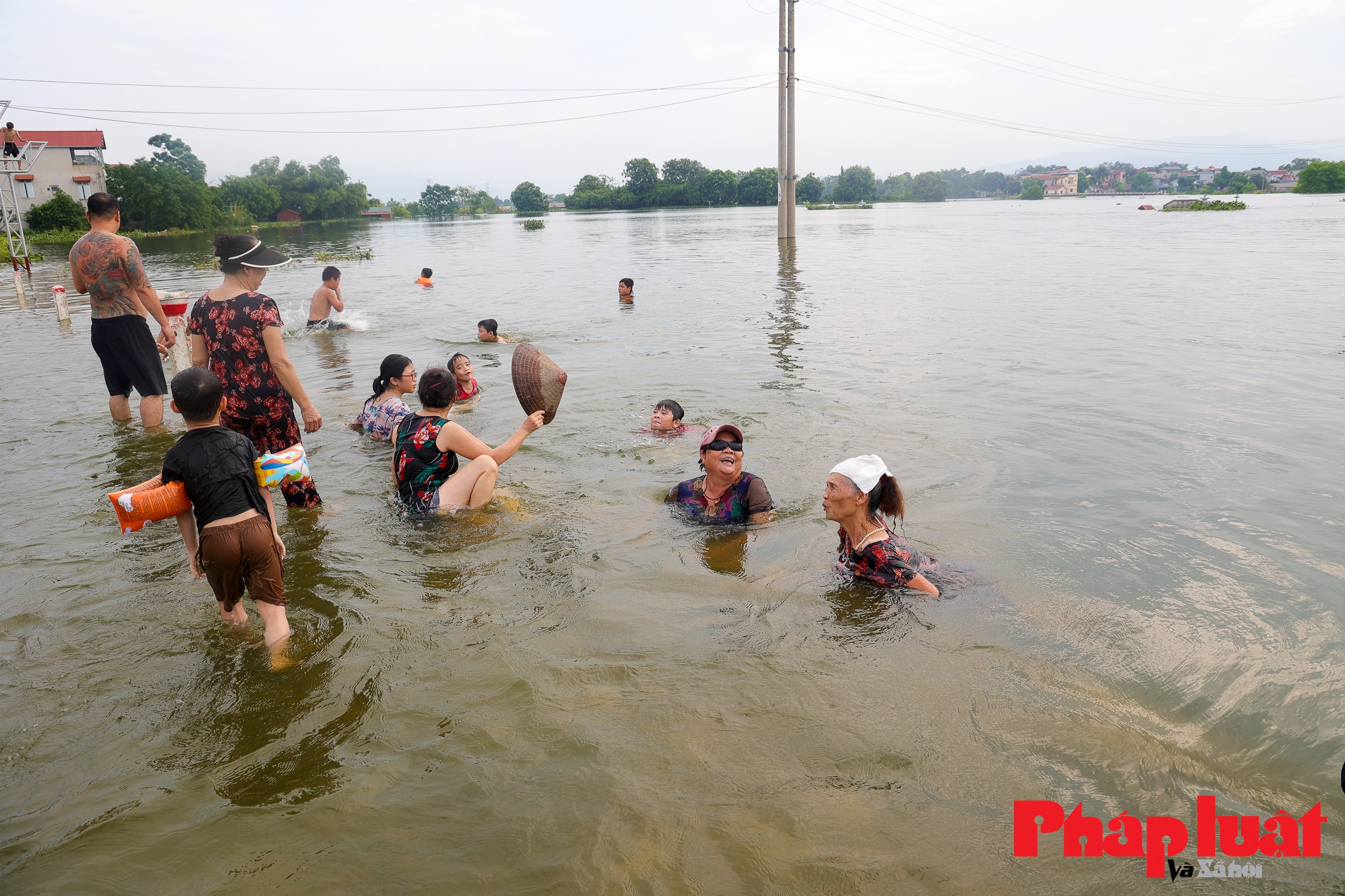 Xóm ngoại thành ngập lụt, trẻ em thích thú tận hưởng 