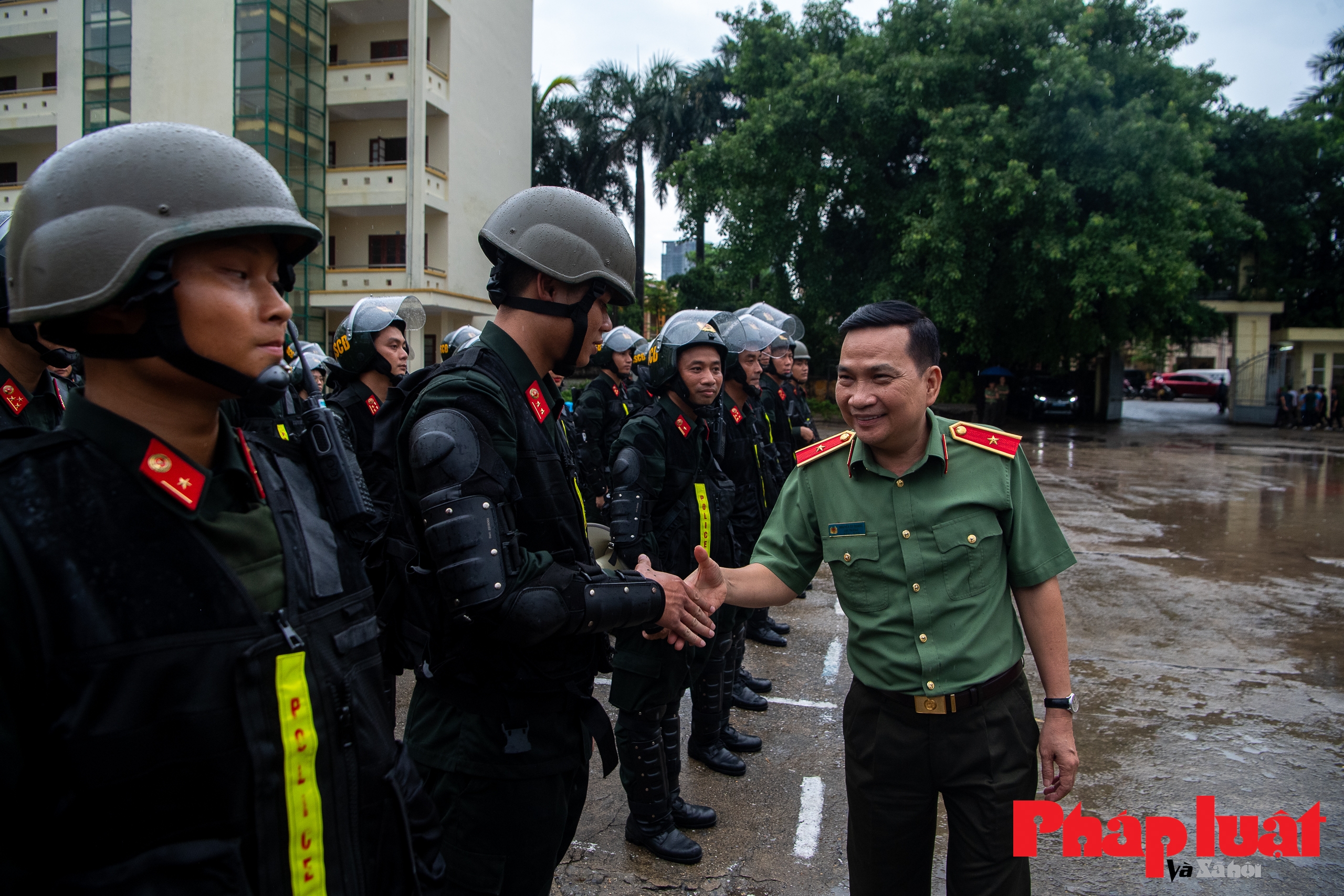 Cảnh sát gìn giữ hoà bình diễn tập chống khủng bố, hộ tống yếu nhân, giải cứu con tin
