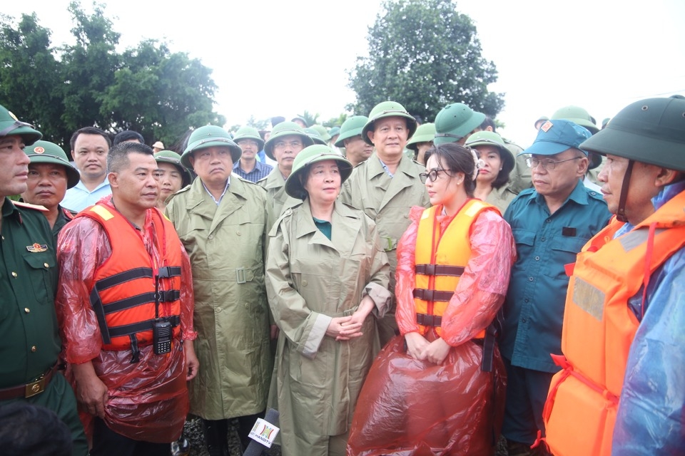 Bí thư Thành ủy Hà Nội Bùi Thị Minh Hoài cùng các đồng chí lãnh đạo TP động viên lực lượng làm nhiệm vụ tại xã Cấn Hữu (huyện Quốc Oai).