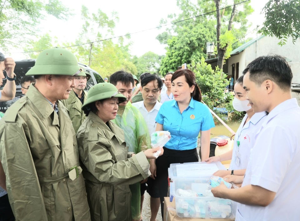 Bí thư Thành ủy Hà Nội Bùi Thị Minh Hoài kiểm tra công tác đảm bảo y tế cho người dân vùng mưa lũ trên địa bàn huyện Chương Mỹ.