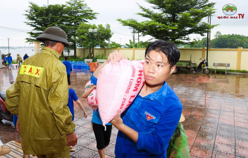 Đoàn viên, thanh niên huyện Quốc Oai tích cực hỗ trợ bà con vùng ngập lụt