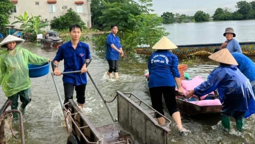 Đoàn viên, thanh niên huyện Quốc Oai tích cực hỗ trợ bà con vùng ngập lụt