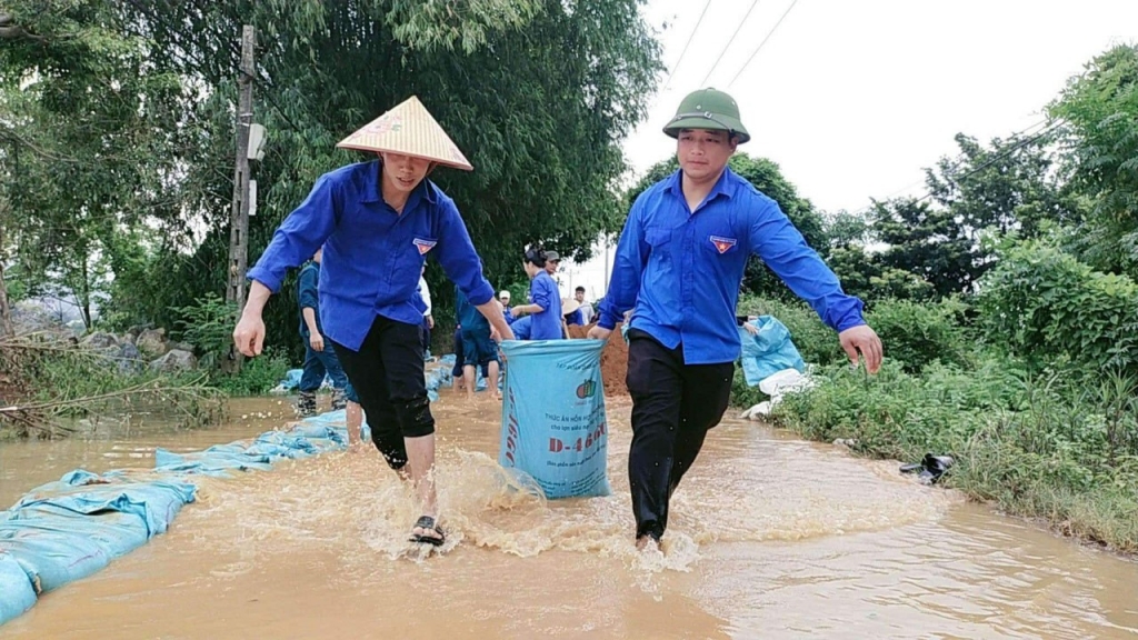 Đoàn viên, thanh niên huyện Quốc Oai tích cực hỗ trợ bà con vùng ngập lụt