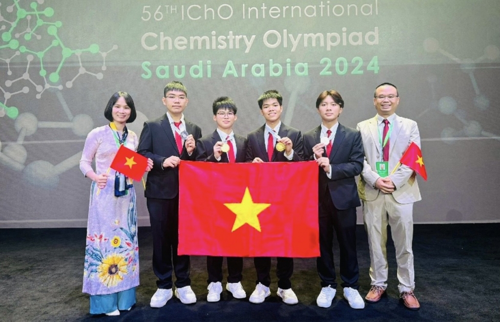 Học sinh Hà Nội đoạt huy chương Vàng Olympic hóa học, góp phần đưa Việt Nam đứng top 2