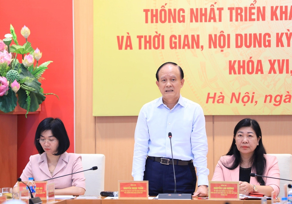 Chủ tịch HĐND TP, Phó trưởng Đoàn đại biểu Quốc hội TP Hà Nội Nguyễn Ngọc Tuấn chủ trì hội nghị