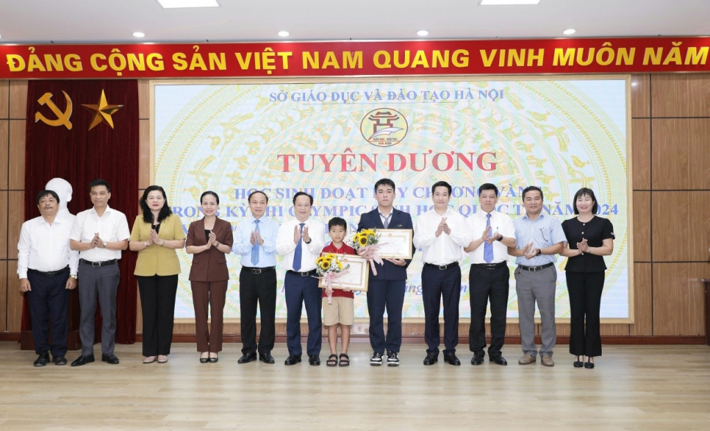 Sở Giáo dục và Đào tạo Hà Nội khen thưởng học sinh có thành tích đặc biệt