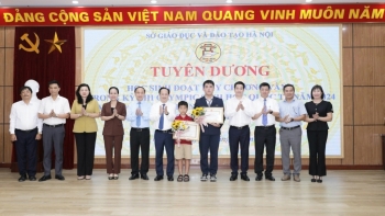 Sở Giáo dục và Đào tạo Hà Nội khen thưởng học sinh có thành tích đặc biệt