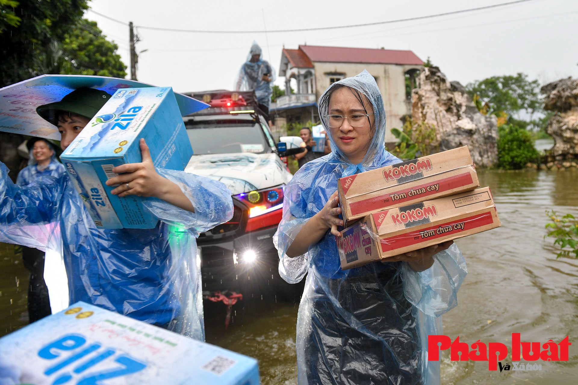 Tuổi trẻ Thủ đô sát cánh cùng bà con vùng rốn lũ