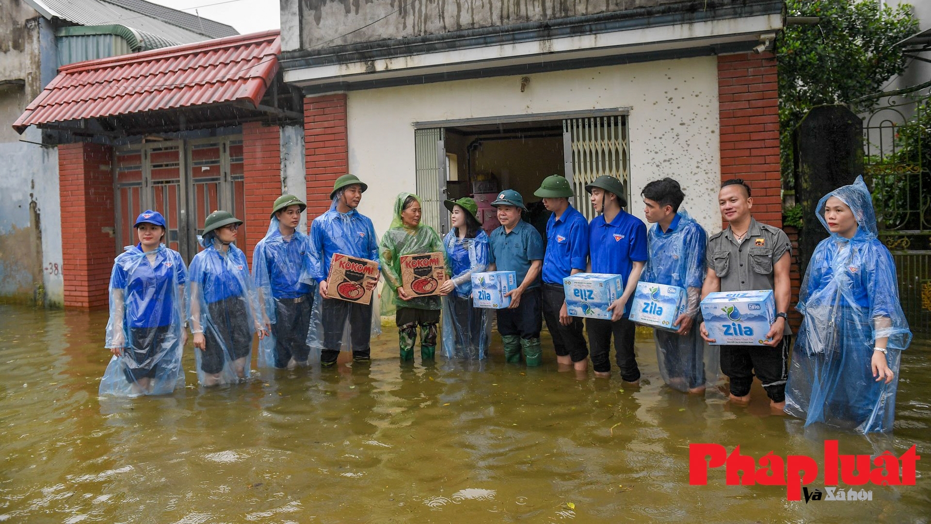 Tuổi trẻ Thủ đô sát cánh cùng bà con vùng rốn lũ