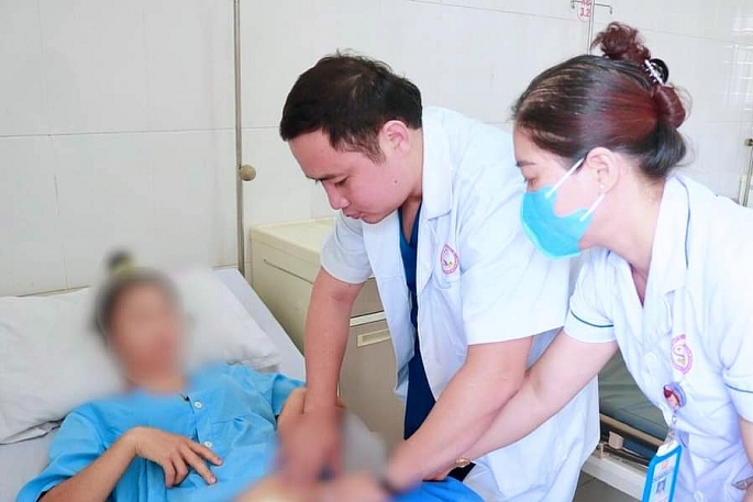 Đi khám vì đau bụng, nữ bệnh nhân thoát chết nhờ được cấp cứu kịp thời