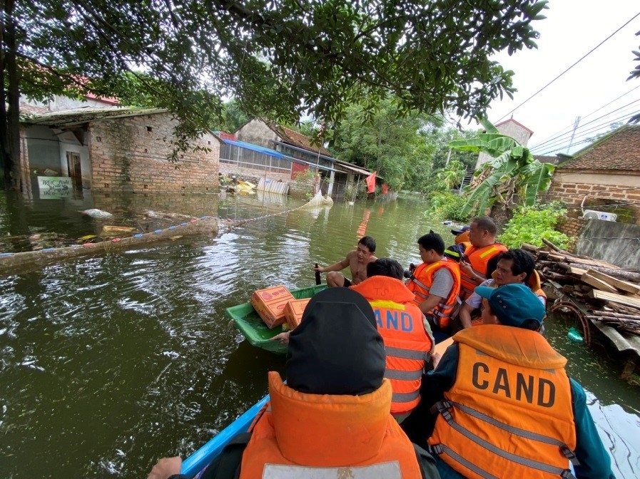 Cảnh sát hỗ trợ bà con vùng ngập lụt khắc phục hậu quả do mưa lũ