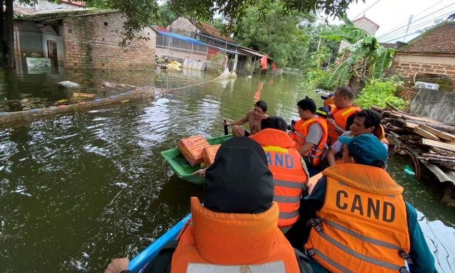 Cảnh sát hỗ trợ bà con vùng ngập lụt khắc phục hậu quả do mưa lũ