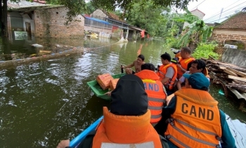 Cảnh sát hỗ trợ bà con vùng ngập lụt khắc phục hậu quả do mưa lũ