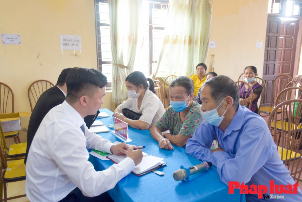 Đoàn Luật sư TP Hà Nội tư vấn pháp luật cho người dân tại huyện Thường Tín, Hà Nội           Ảnh: Khánh Huy