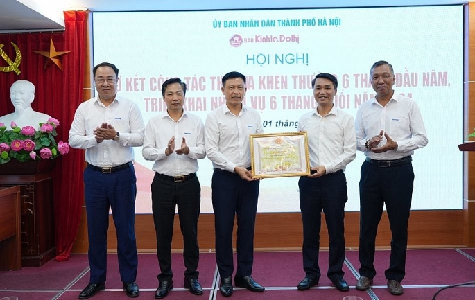 Trưởng ban Thi đua-Khen thưởng TP Hà Nội Nguyễn Công Bằng trao Bằng khen của UBND TP cho tập thể Báo Kinh tế & Đô thị có thành tích trong thực hiện Chỉ thị 34-CT/TW 