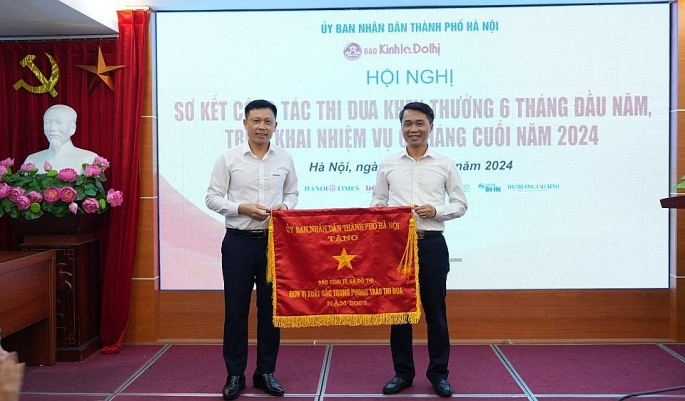 Trưởng Ban Thi đua-Khen thưởng TP Hà Nội Nguyễn Công Bằng trao Cờ đơn vị xuất sắc trong phong trào thi đua của TP cho tập thể Báo Kinh tế & Đô thị