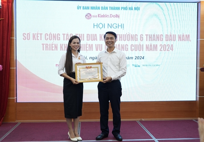 Trưởng ban Thi đua-Khen thưởng TP Nguyễn Công Bằng đã trao khen thưởng “Chiến sĩ thi đua cấp thành phố năm 2023” cho bà Đào Thanh Hoàn - Phó Chánh Văn phòng Báo Kinh tế & Đô thị