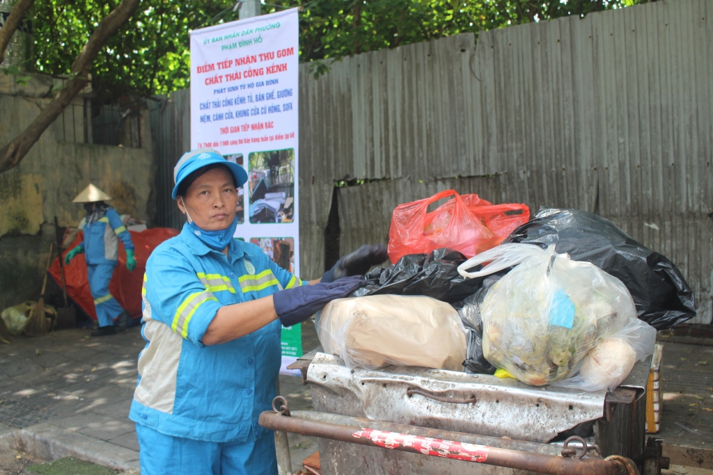 Cô Trần Thị Mai Loan thu gom rác đến điểm tập kết số 9 Hòa Mã. Ảnh: MỘC MIÊN