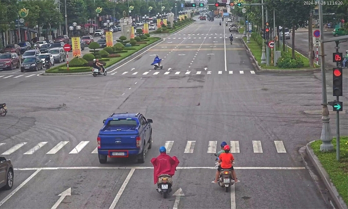 Xe ô tô vượt đèn đỏ tại ngã 3 Hùng Vương - Huyền Quang, phường Hoàng Văn Thụ. Ảnh: Công an Bắc Giang