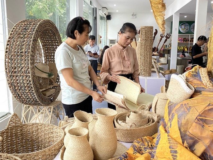 Người dân tham quan tại triển lãm. Ảnh: P.V