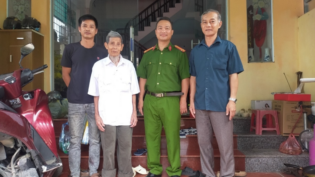 Các chiến sỹ Công an Hà Nội kịp thời đưa cụ ông 89 tuổi đi lạc về nhà an toàn