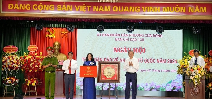 Chủ tịch nước Tô Lâm trao tặng bức tranh trống đồng và 50 triệu đồng cho cán bộ, Nhân dân phường Cửa Đông.