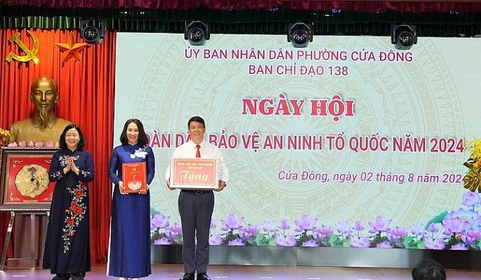 Bí thư Thành ủy Hà Nội Bùi Thị Minh Hoài thay mặt lãnh đạo TP trao tặng quà  tới cán bộ và Nhân dân phường Cửa Đông.