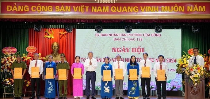 Chủ tịch nước Tô Lâm trao quà tới 10 gia đình tích cực tham gia Phong trào toàn dân bảo vệ an ninh Tổ quốc và đối tượng chính sách có hoàn cảnh khó khăn của phường Cửa Đông.