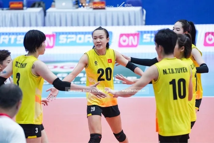 Tối 3-8, tại Vĩnh Phúc, đội tuyển bóng chuyền nữ Việt Nam có chiến thắng dễ dàng 3-0 trước tuyển Indonesia, ở lượt trận thứ 2 giải SEA V.League 2024. Tuyển bóng chuyền nữ Việt Nam giành chiến thắng thuyết phục trước Indonesia. Ảnh: VFV  Bước vào trận đấu,