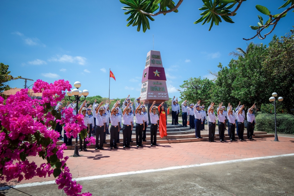 Phim ca nhạc có 1.000 người tham gia, mang thông điệp "Trường Sa, Hoàng Sa là của Việt Nam"