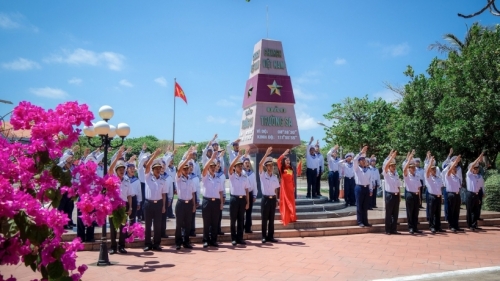 Phim ca nhạc có hơn 1.000 người tham gia, mang thông điệp "Trường Sa, Hoàng Sa là của Việt Nam"