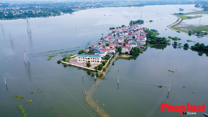 xóm Bến Vôi thuộc xã Cấn Hữu, huyện Quốc Oai đang ở tình trạng ngập lụt toàn bộ đường làng và đồng ruộng.