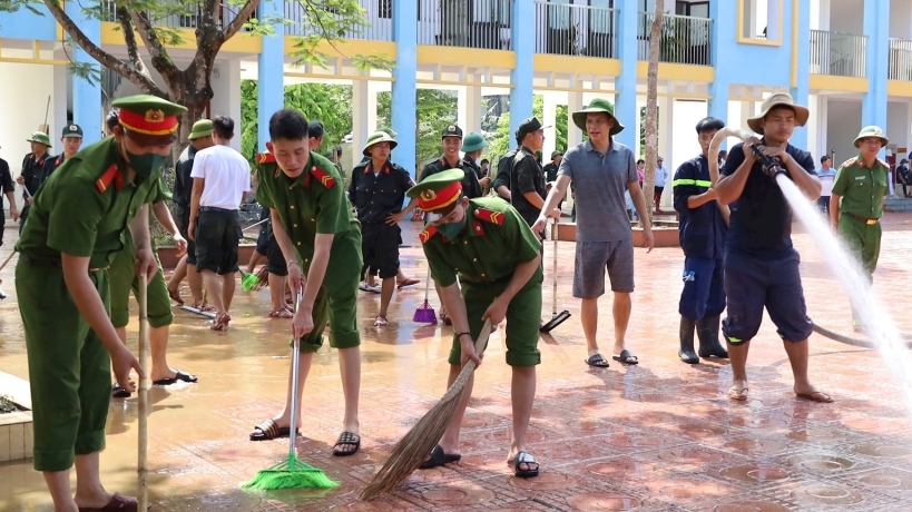 Người dân phải sơ tán do lũ lụt ở huyện Chương Mỹ đã trở về nhà vệ sinh nhà cửa