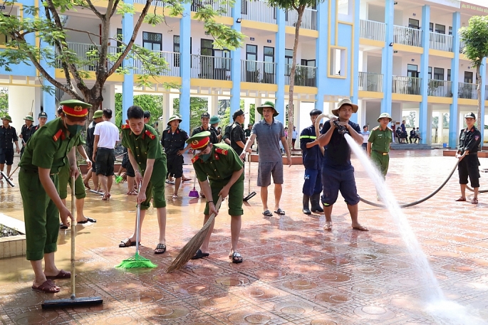 Người dân phải sơ tán do lũ lụt ở huyện Chương Mỹ đã trở về nhà vệ sinh nhà cửa