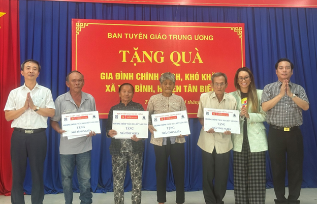 Bà Vũ Phương Thanh, đại diện Công ty Tân Hiệp Phát cùng ông Nguyễn Công Dũng – Tổng Biên tập Báo điện tử Đảng Cộng sản Việt Nam trao tặng chi phí xây nhà tình nghĩa cho các gia đình chính sách tại huyện Tân Biên, Tây Ninh.