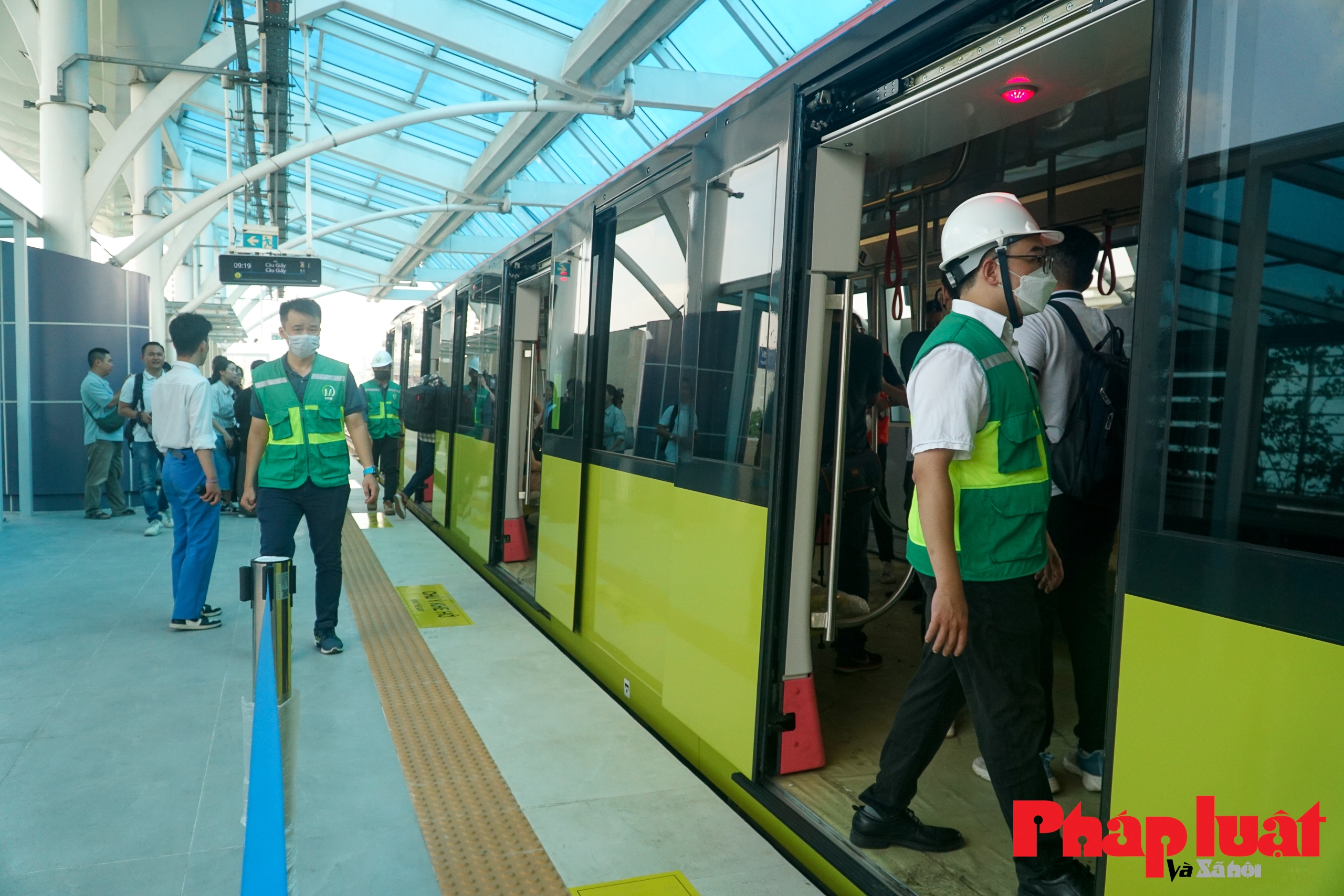 Thực tế trải nghiệm tàu Metro Nhổn - Ga Hà Nội