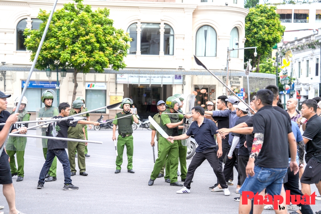 Lực lượng bảo vệ an ninh trật tự cơ sở quận Hoàn Kiếm diễn tập giả định về công tác tuyên truyền, giải toả đám đông gây mất trật tự trị an. (Ảnh: Khánh Huy)