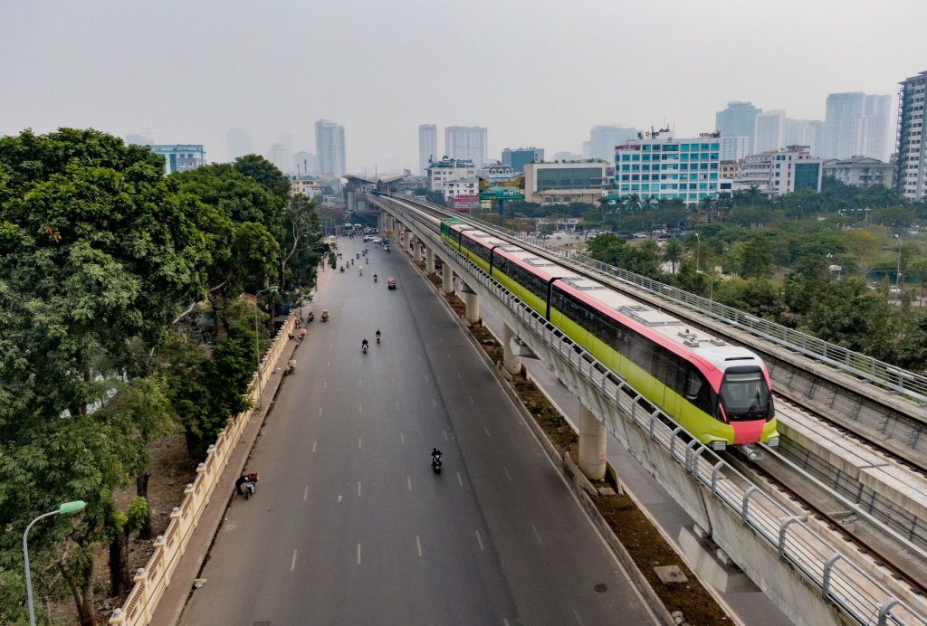 Tàu metro Nhổn - ga Hà Nội chính thức đón khách từ 8h sáng 8/8, miễn phí 15 ngày đầu. Ảnh: MRB Hà Nội