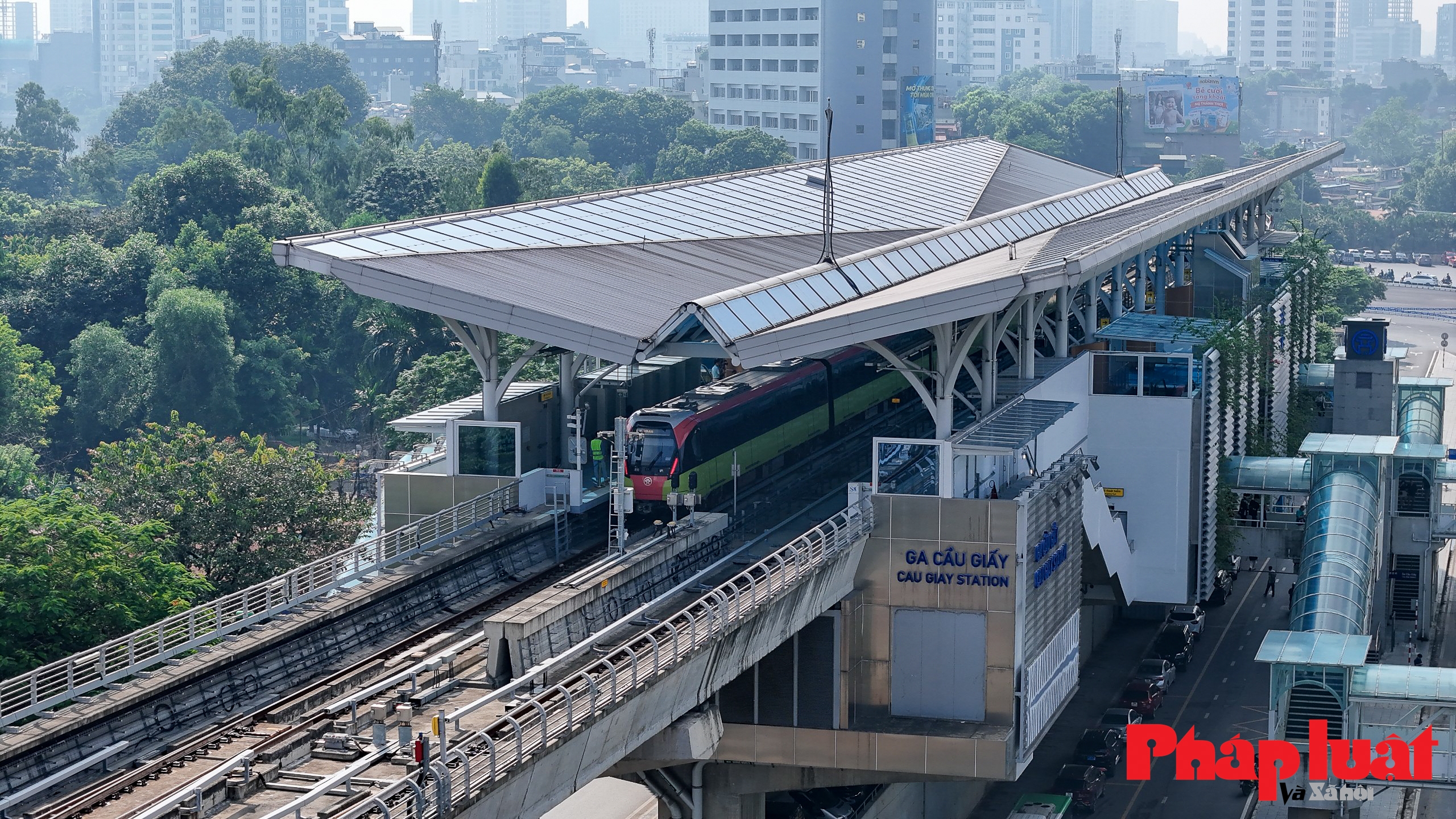 Người dân xếp hàng từ sáng sớm chờ trải nghiệm tàu Metro Nhổn - Ga Hà Nội