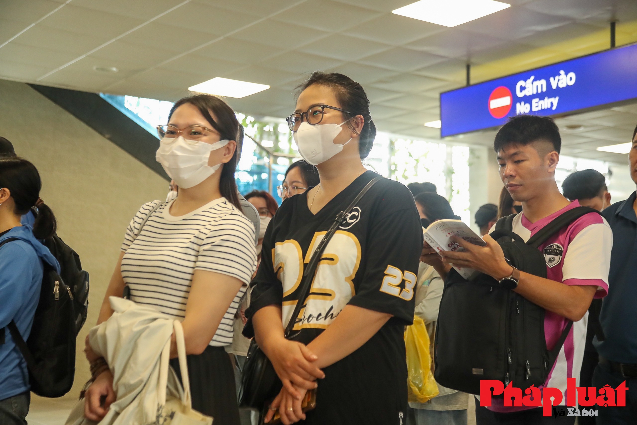 Người dân xếp hàng từ sáng sớm chờ trải nghiệm tàu Metro Nhổn - Ga Hà Nội