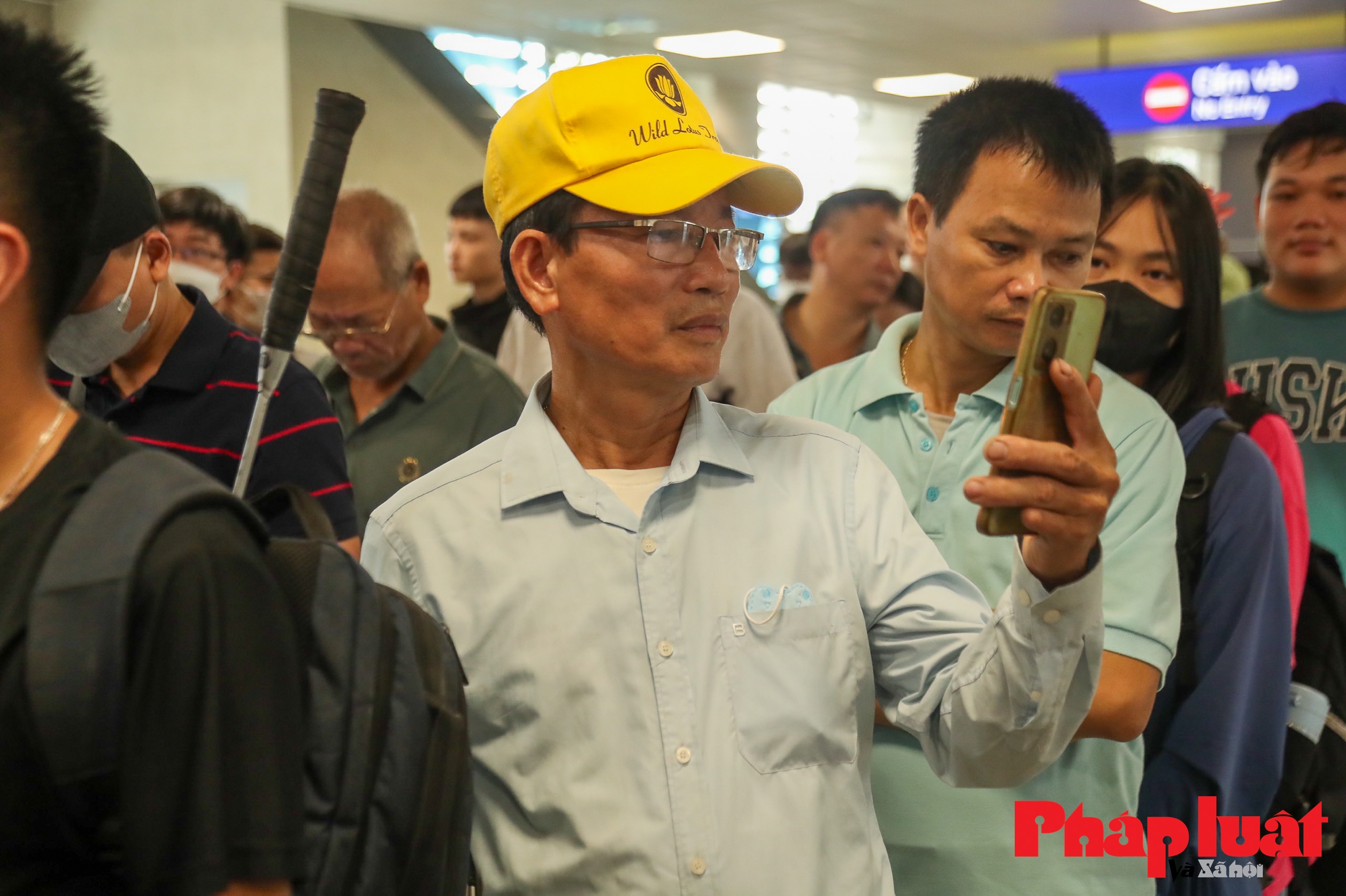 Người dân xếp hàng từ sáng sớm chờ trải nghiệm tàu Metro Nhổn - Ga Hà Nội