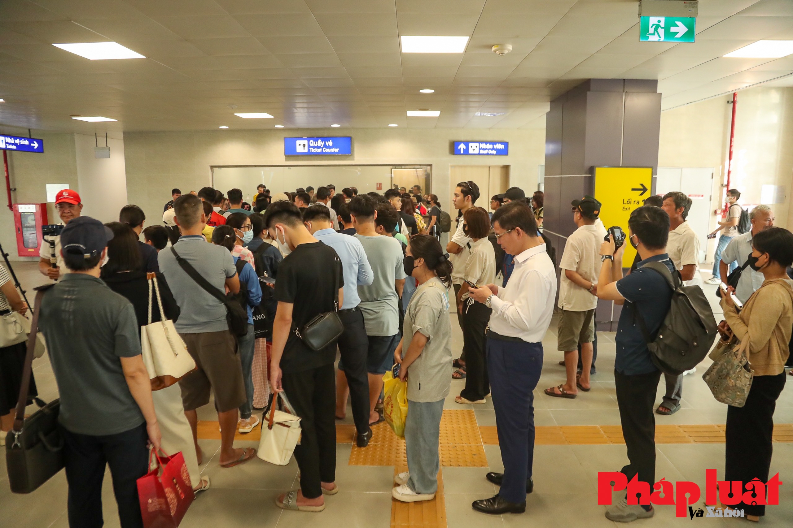 Người dân xếp hàng từ sáng sớm chờ trải nghiệm tàu Metro Nhổn - Ga Hà Nội