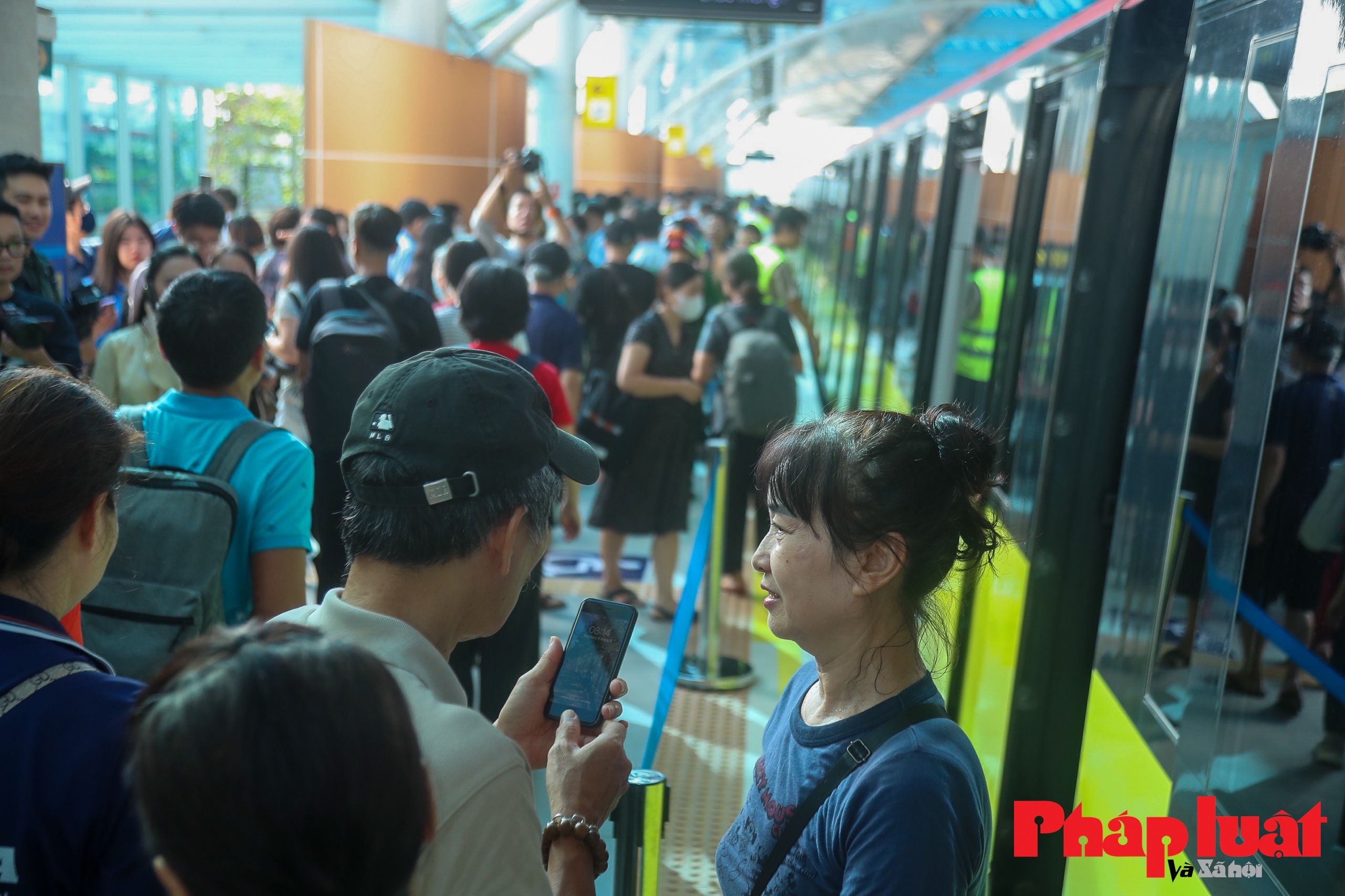 Người dân xếp hàng từ sáng sớm chờ trải nghiệm tàu Metro Nhổn - Ga Hà Nội