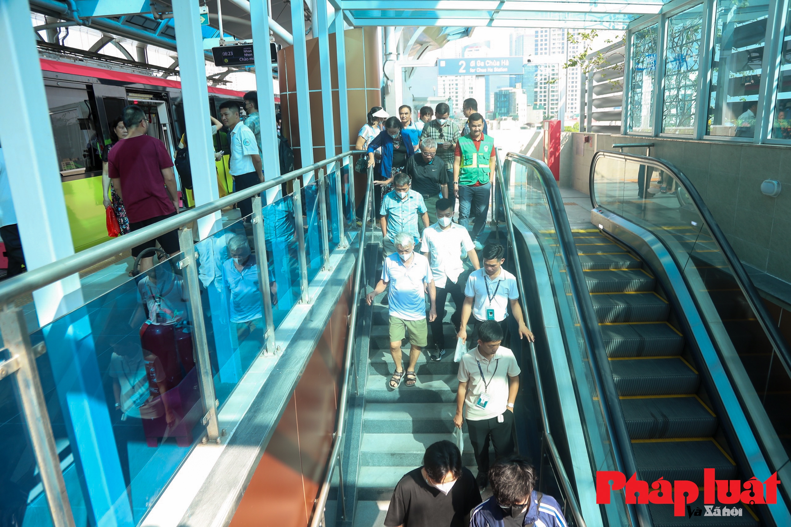 Người dân xếp hàng từ sáng sớm chờ trải nghiệm tàu Metro Nhổn - Ga Hà Nội