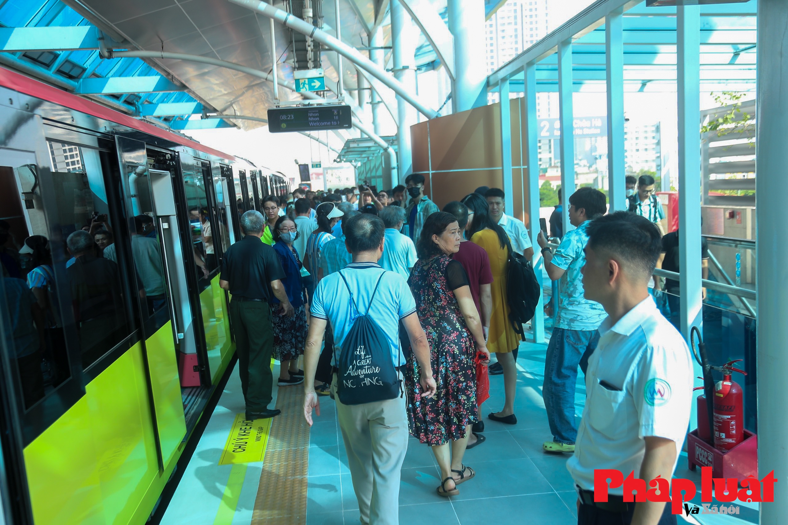 Người dân xếp hàng từ sáng sớm chờ trải nghiệm tàu Metro Nhổn - Ga Hà Nội